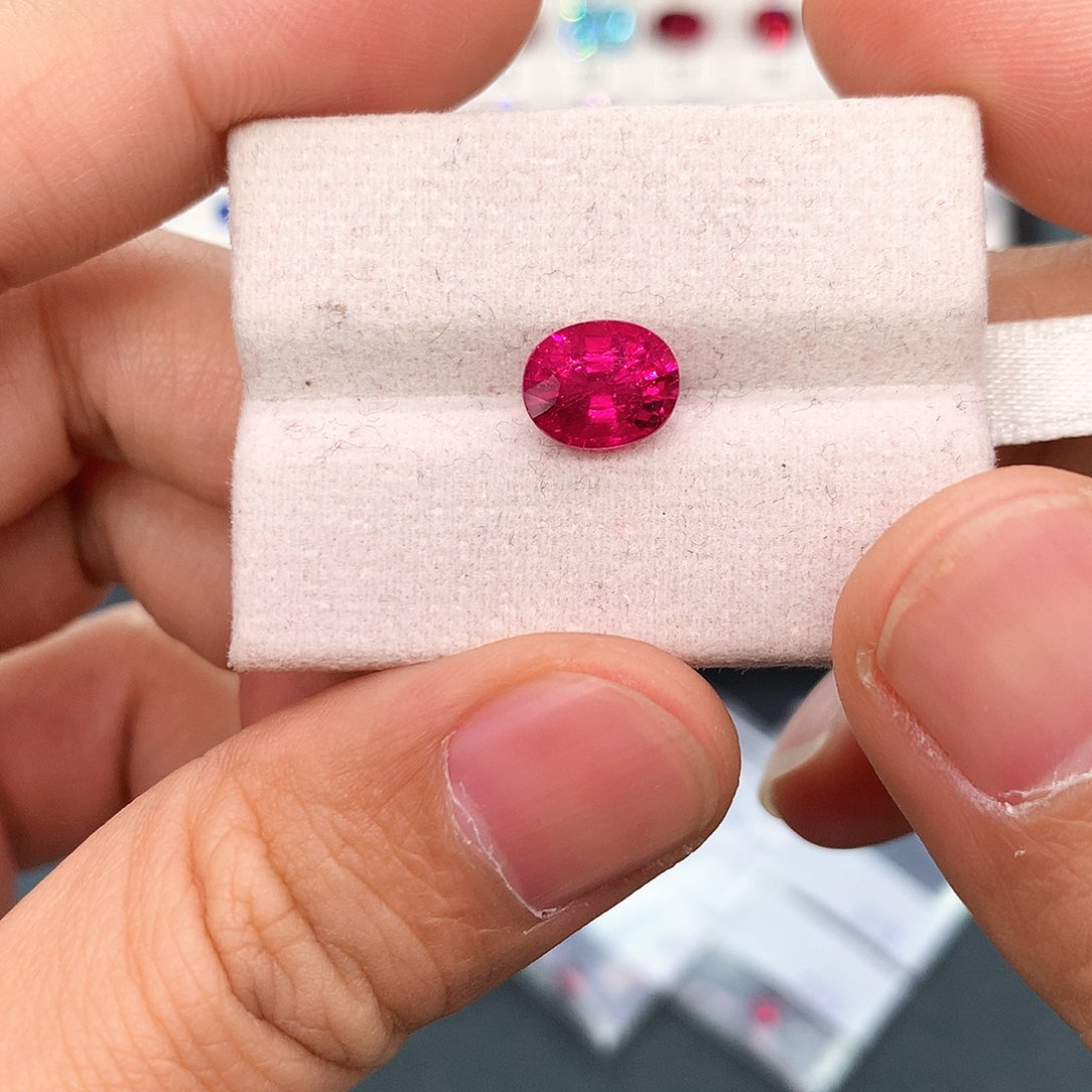 碧玺2.24克拉卢比来未镶嵌