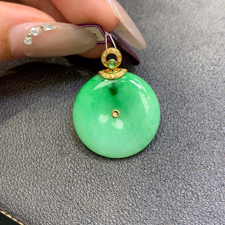 翡翠18K金镶嵌颈饰