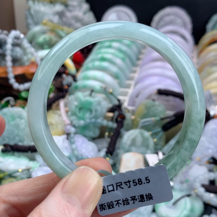 翡翠手镯未镶嵌吊坠