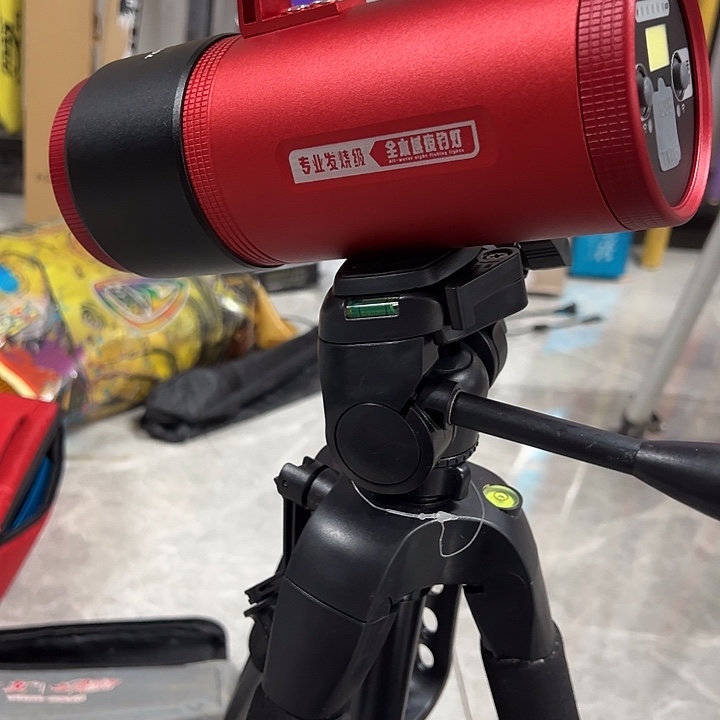 探长激光炮擦了擦额头和