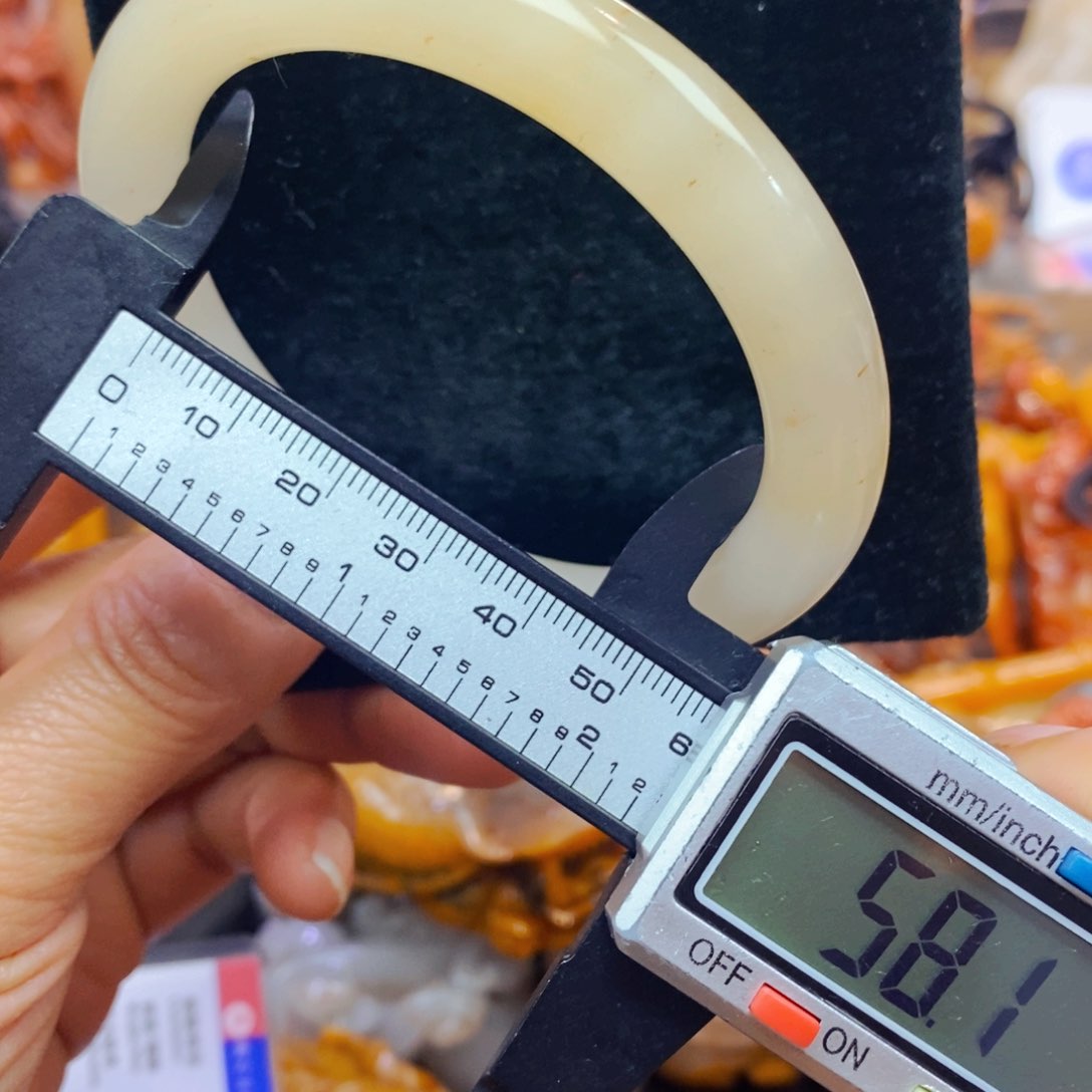 未镶嵌石英质玉（黄龙玉）颈饰