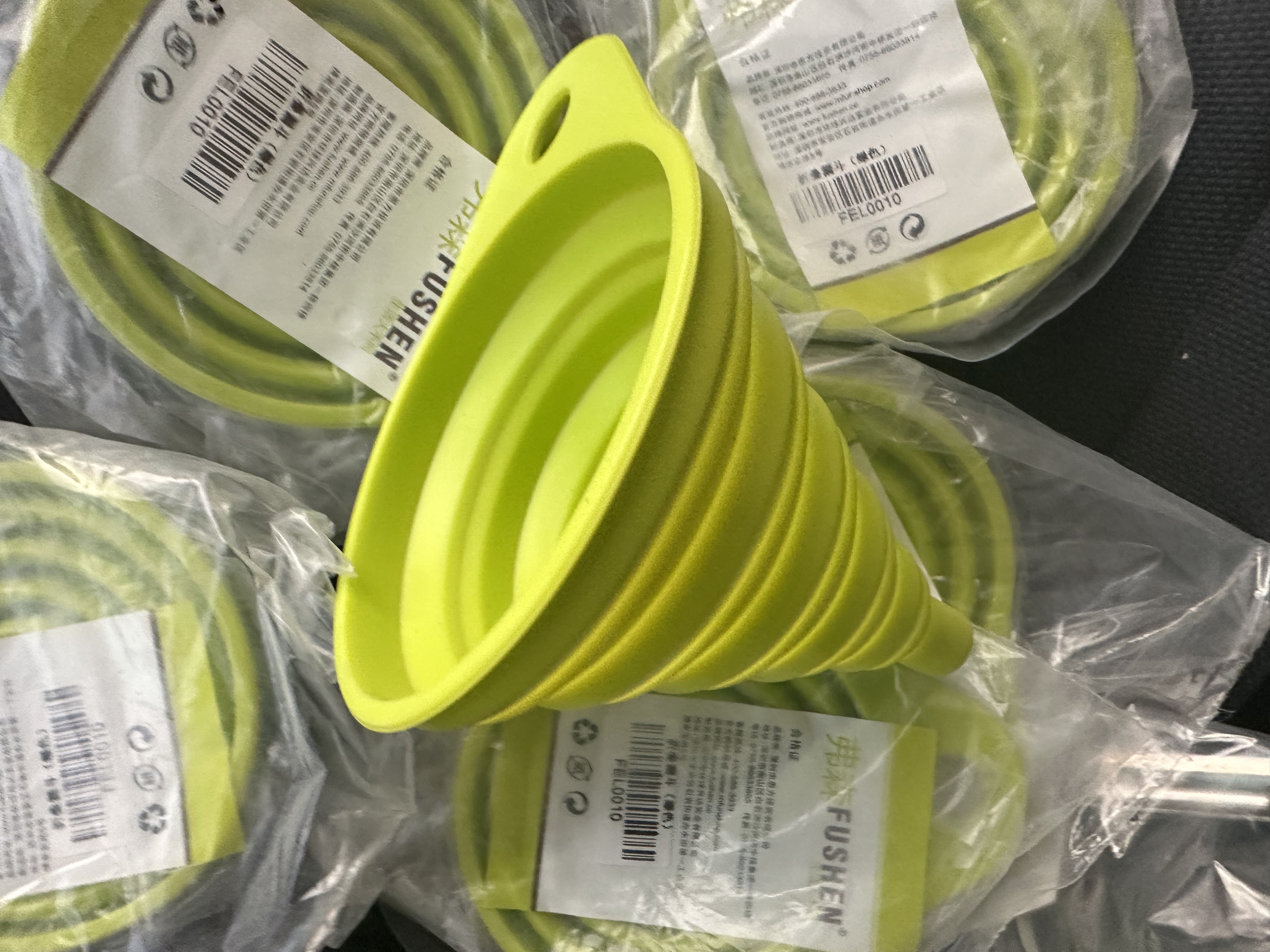 (拍一发二)食品硅胶可折叠漏斗颜色随机