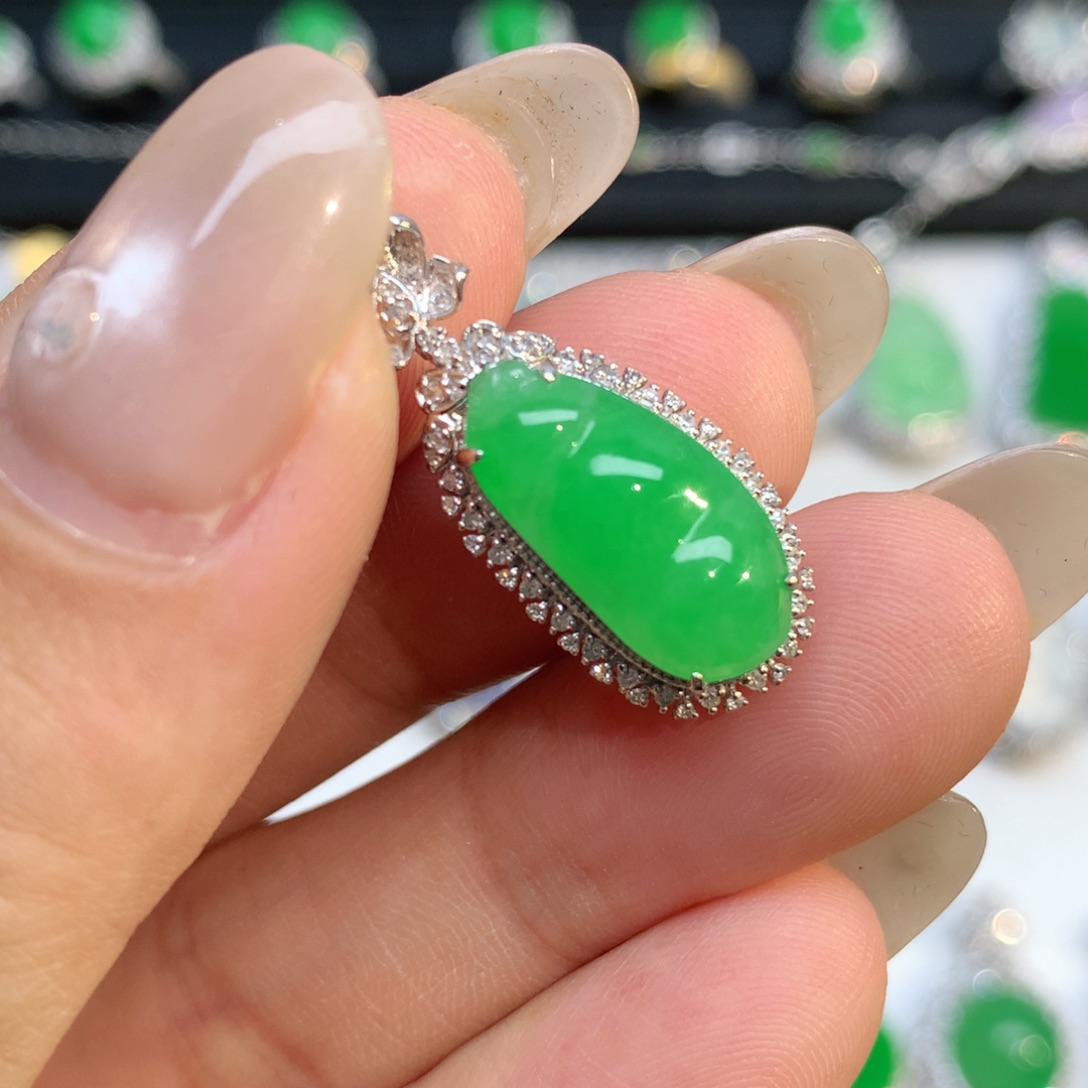 翡翠18K金镶嵌颈饰吊坠