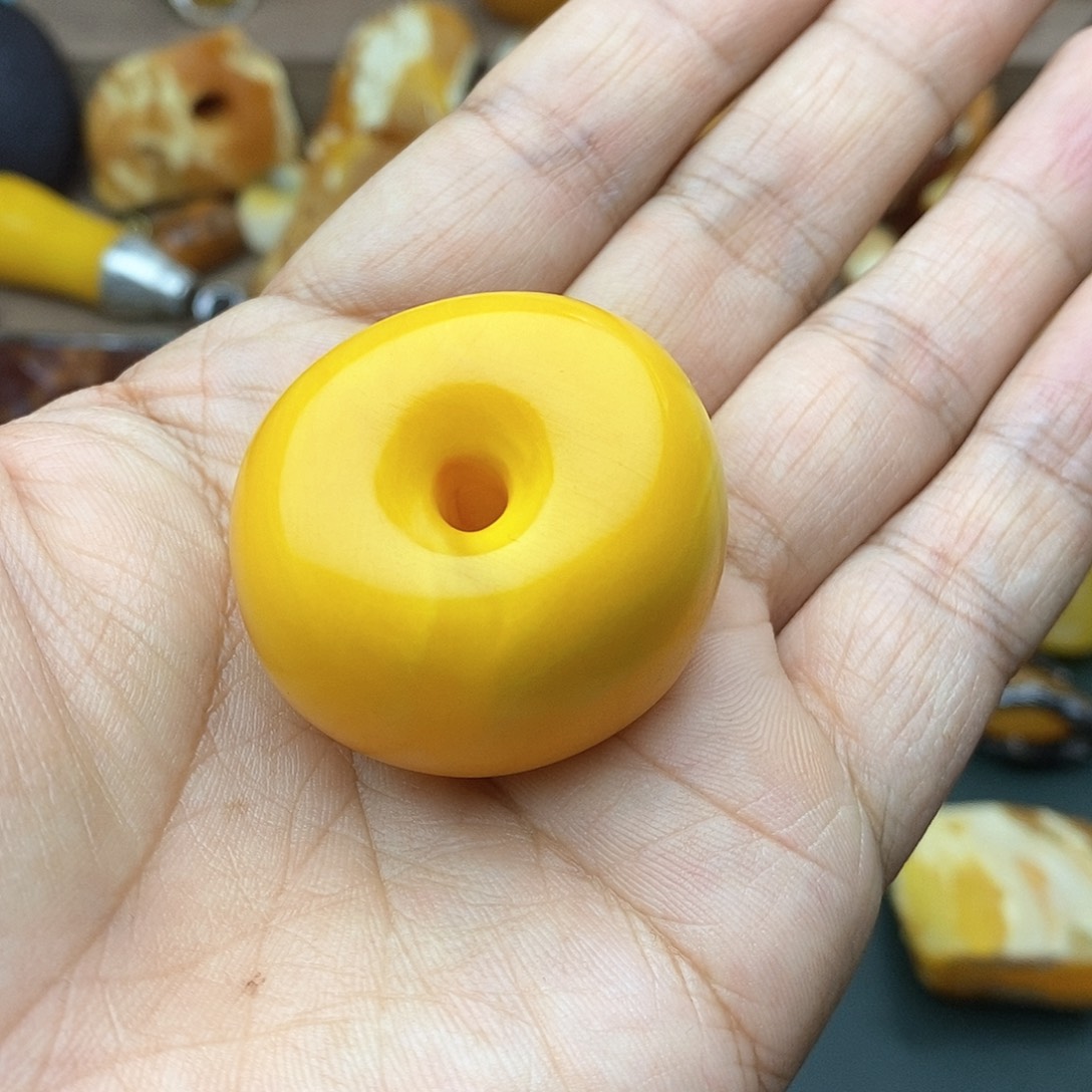 琥珀颈饰未镶嵌梅**纸黄白蜡扣子25.6克