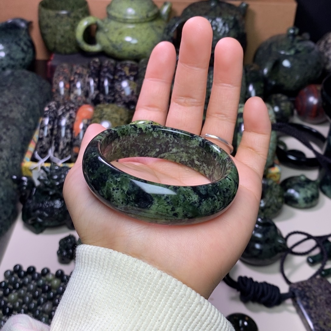 李***姐蛇纹石玉未镶嵌颈饰