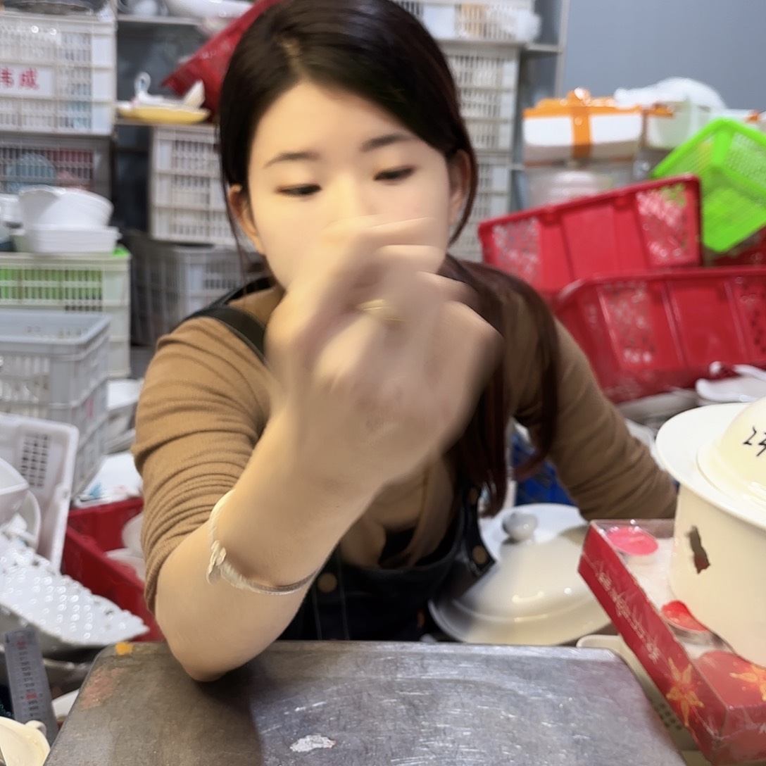 盘郑**上微瑕产品…………一套小鸟公道杯加三个咖啡碟