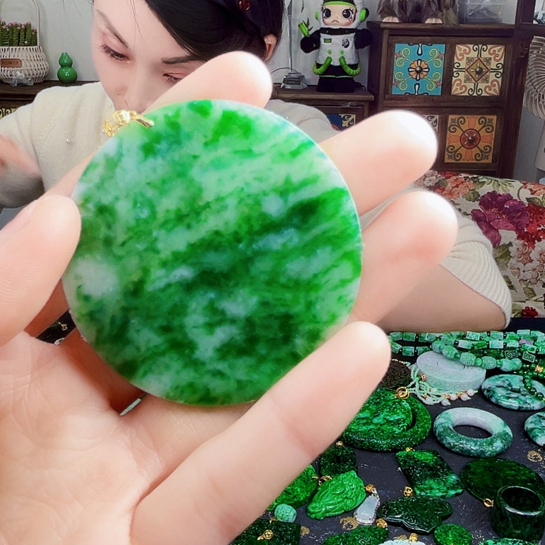 颈饰18K金镶嵌翡翠多样性