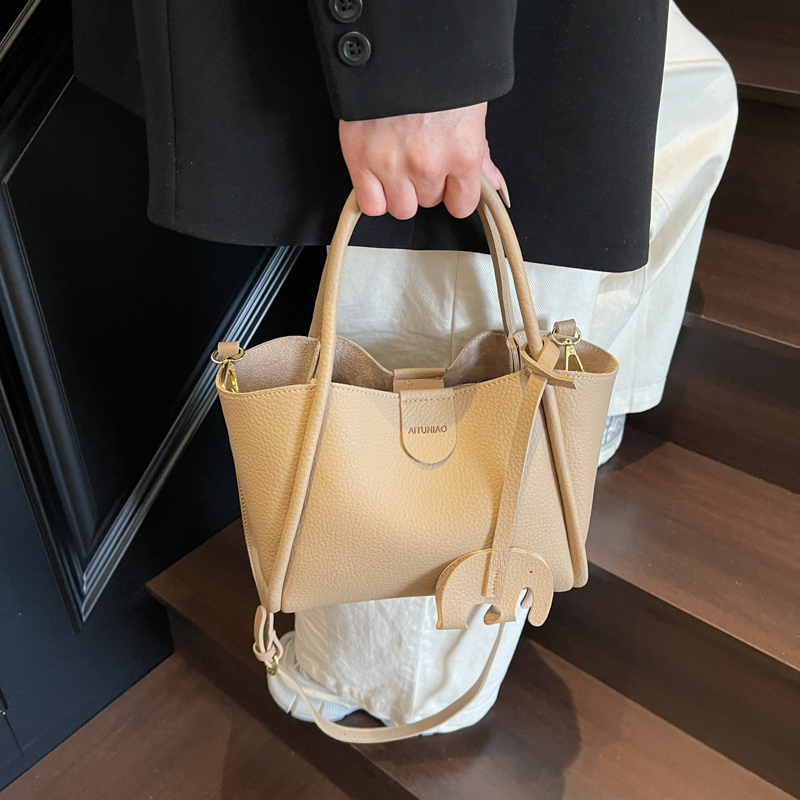 高级轻奢手提包女2025新款百搭ins单肩水桶包小众洋气外出斜挎包