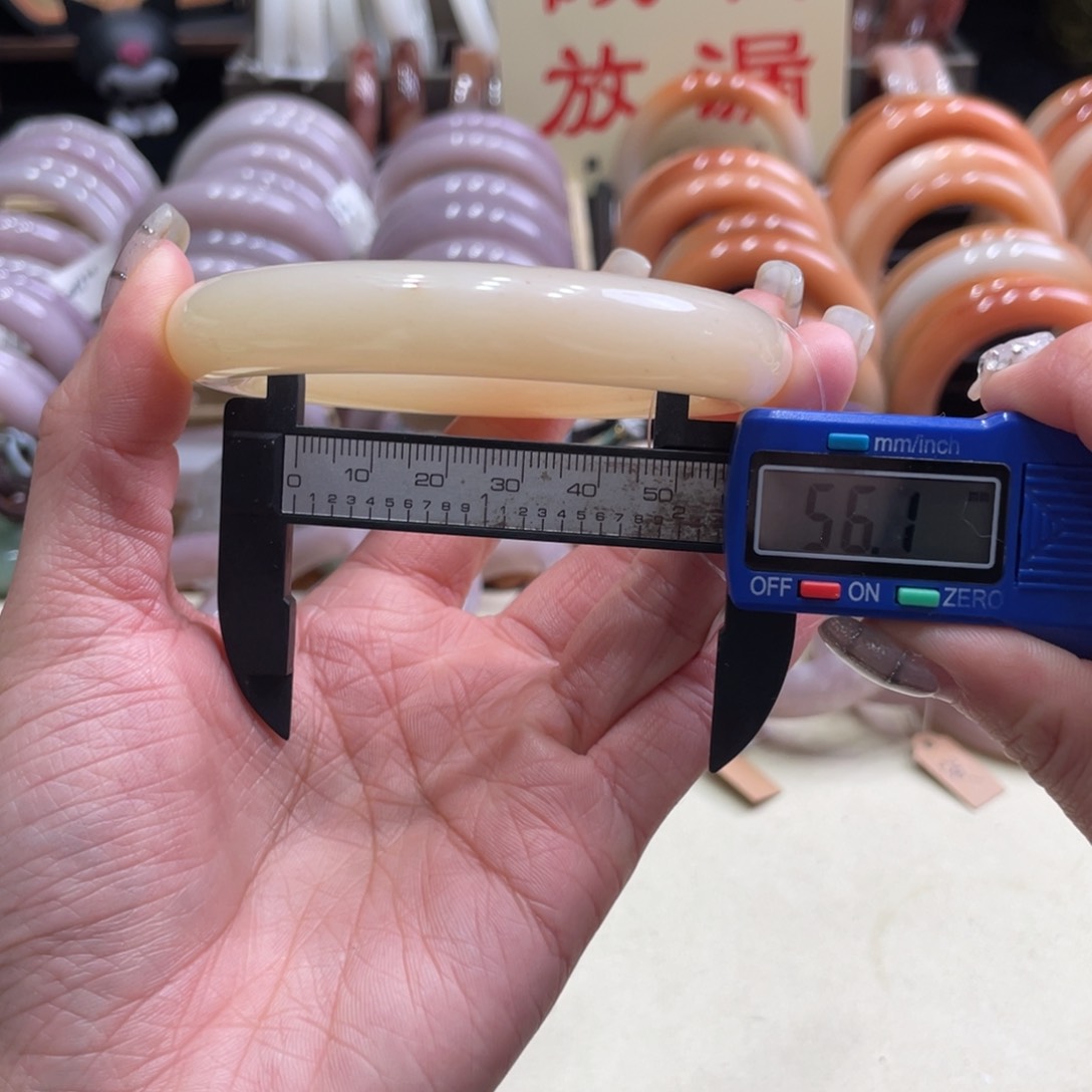 未镶嵌手镯石英质玉