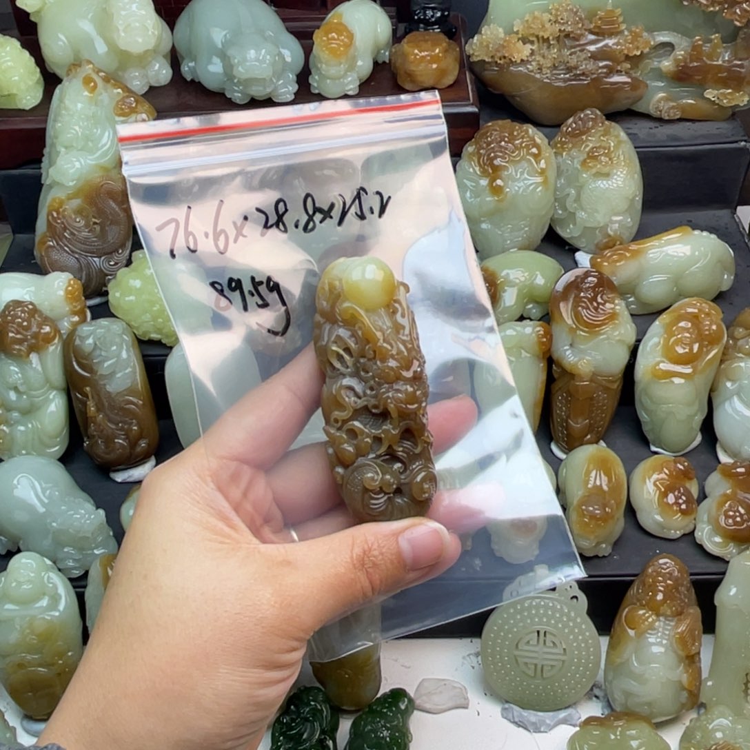 炑***子和田玉未镶嵌颈饰