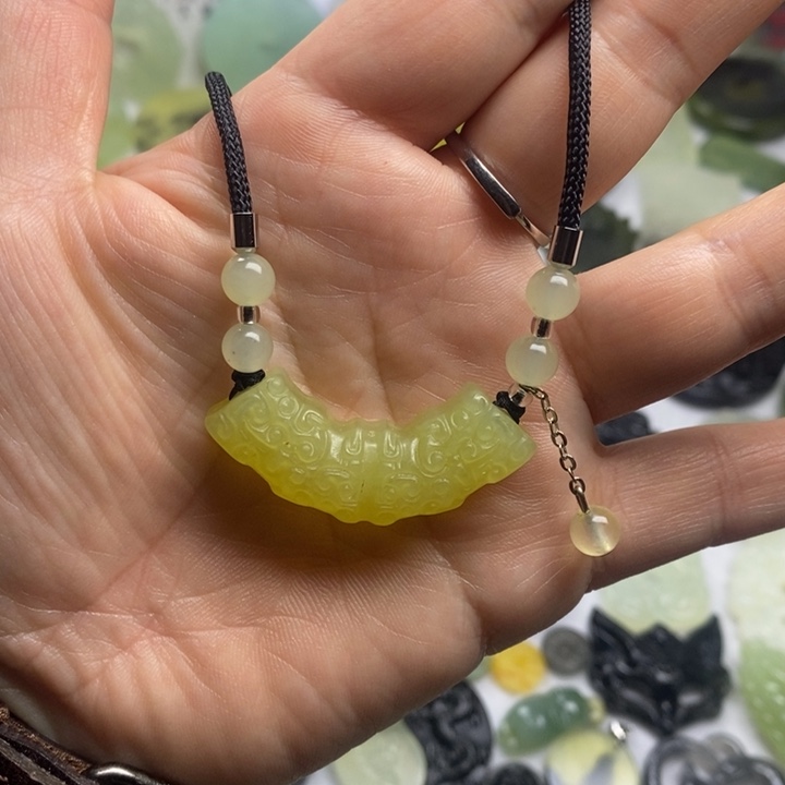 蛇纹石玉颈饰合金