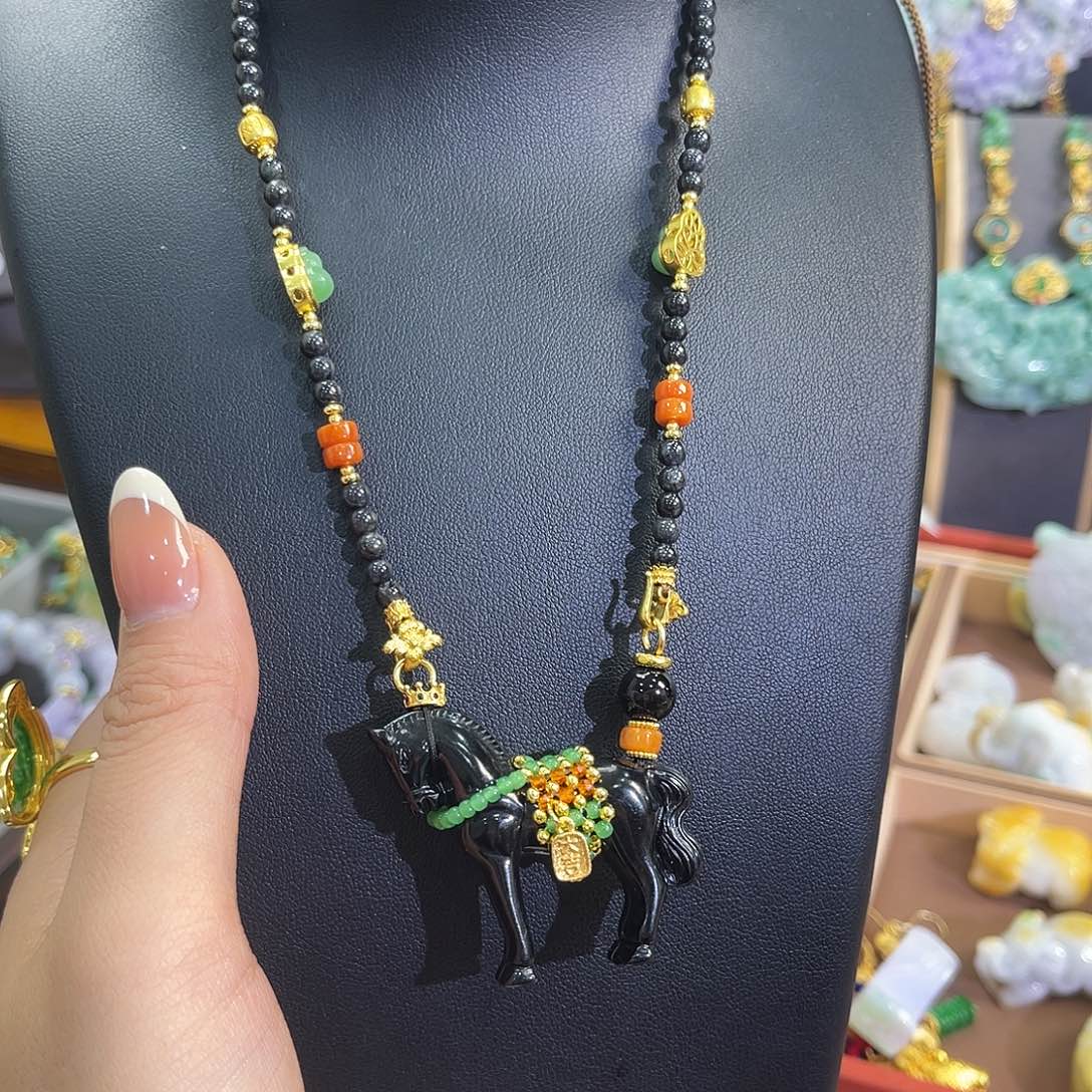 翡翠未镶嵌吊坠(赠链)一马当先