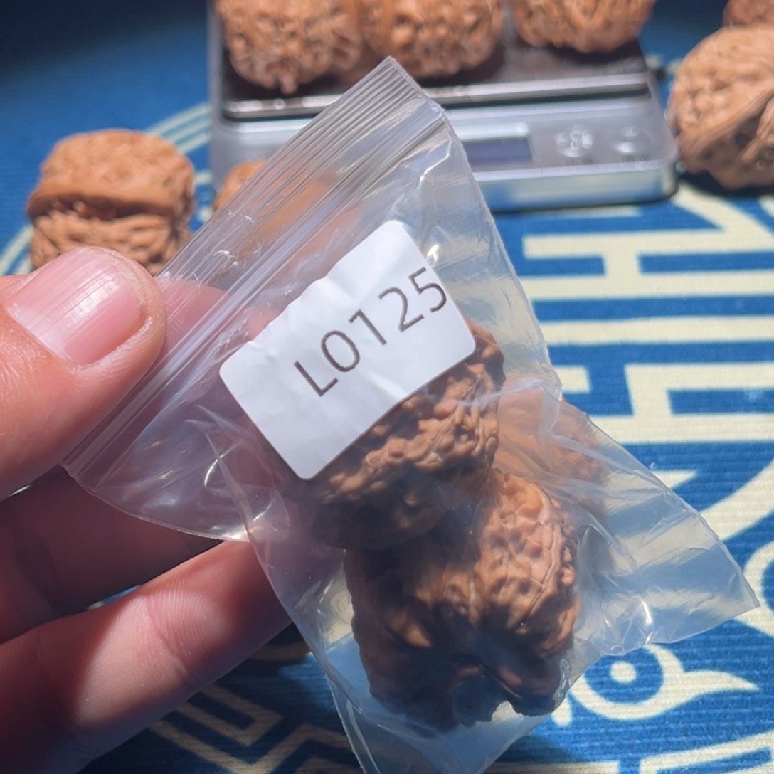 文玩核桃吊坠白狮子