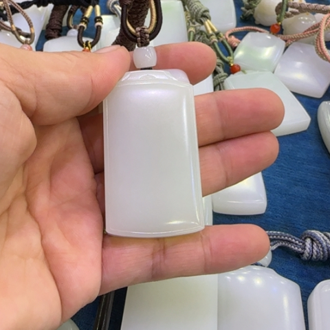有***成和田玉未镶嵌颈饰
