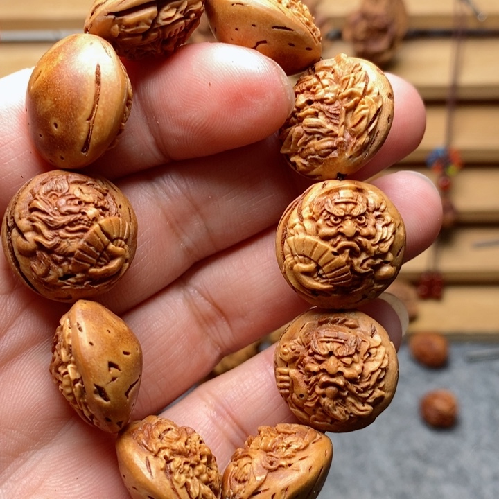 桃核雕刻钟馗手串