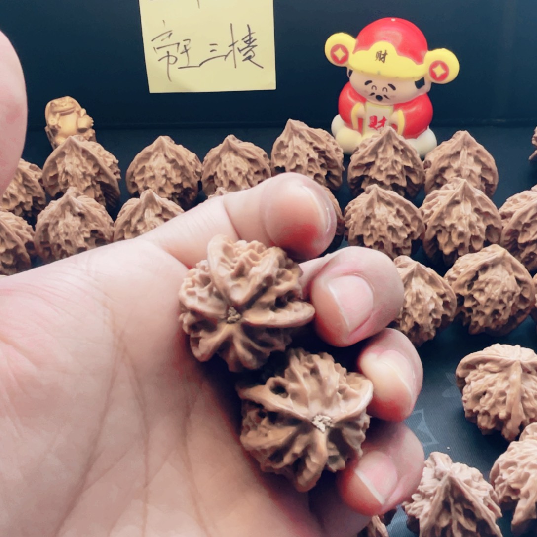 格***陆把件文玩核桃盘山三棱3.0尺寸3.4高全品白茬