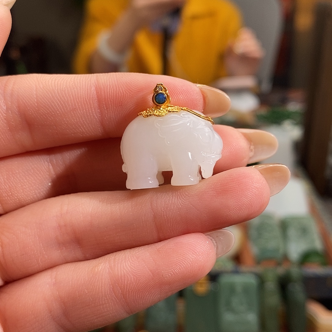 和田玉18K金镶嵌吊坠(赠链)