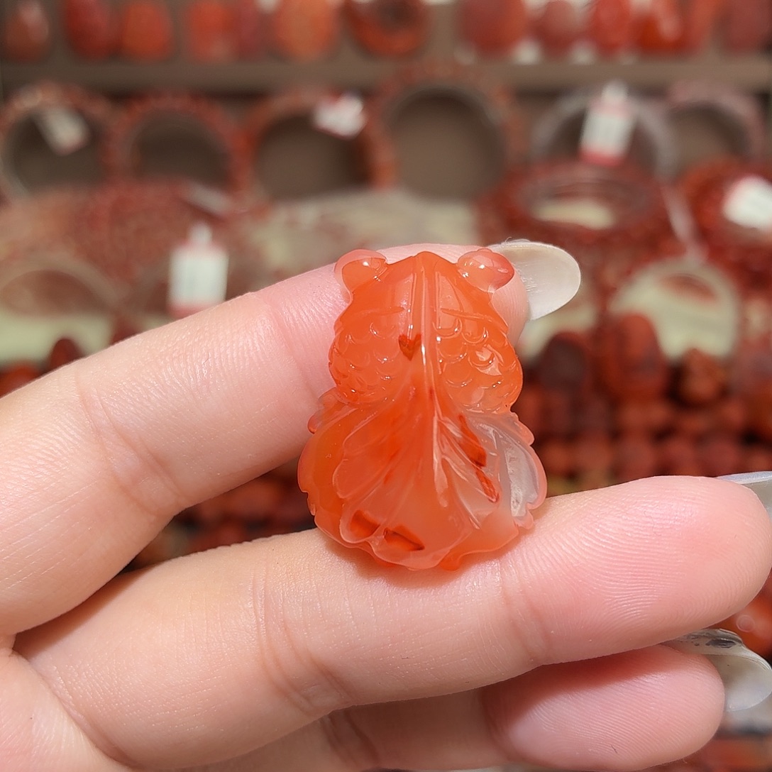 南红玛瑙未镶嵌颈饰金鱼吊坠