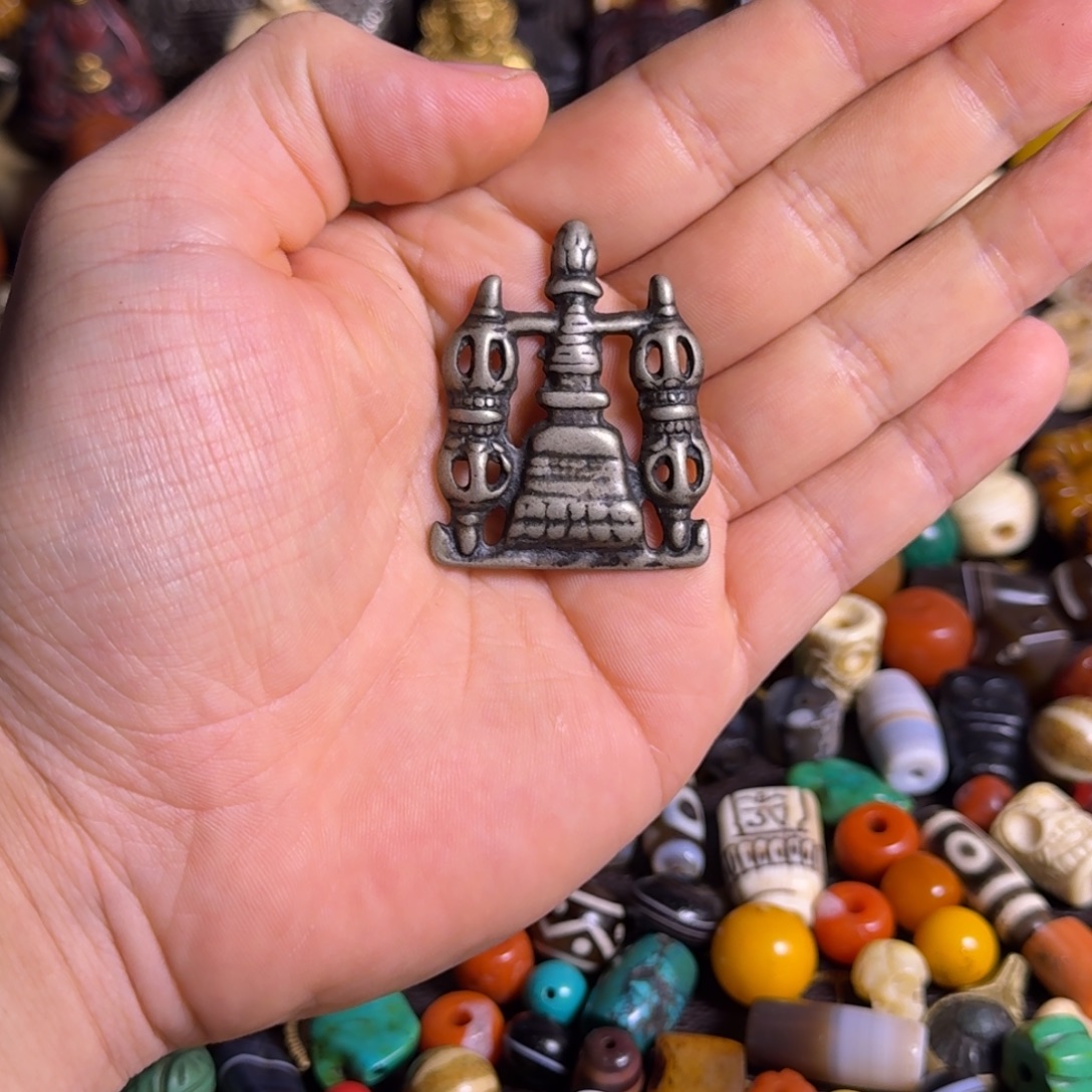 琉璃颈饰托甲如图