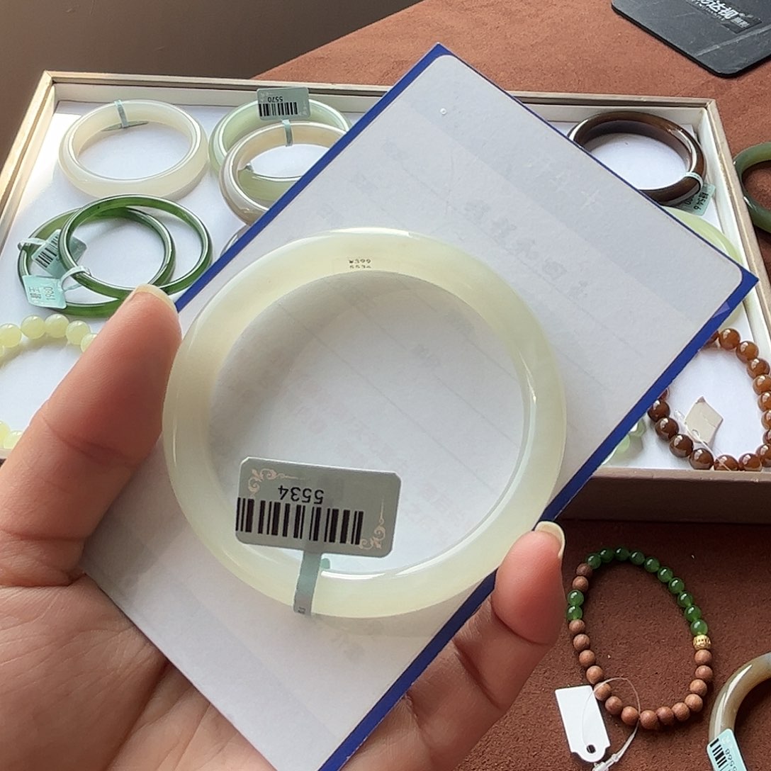 和田玉手镯未镶嵌