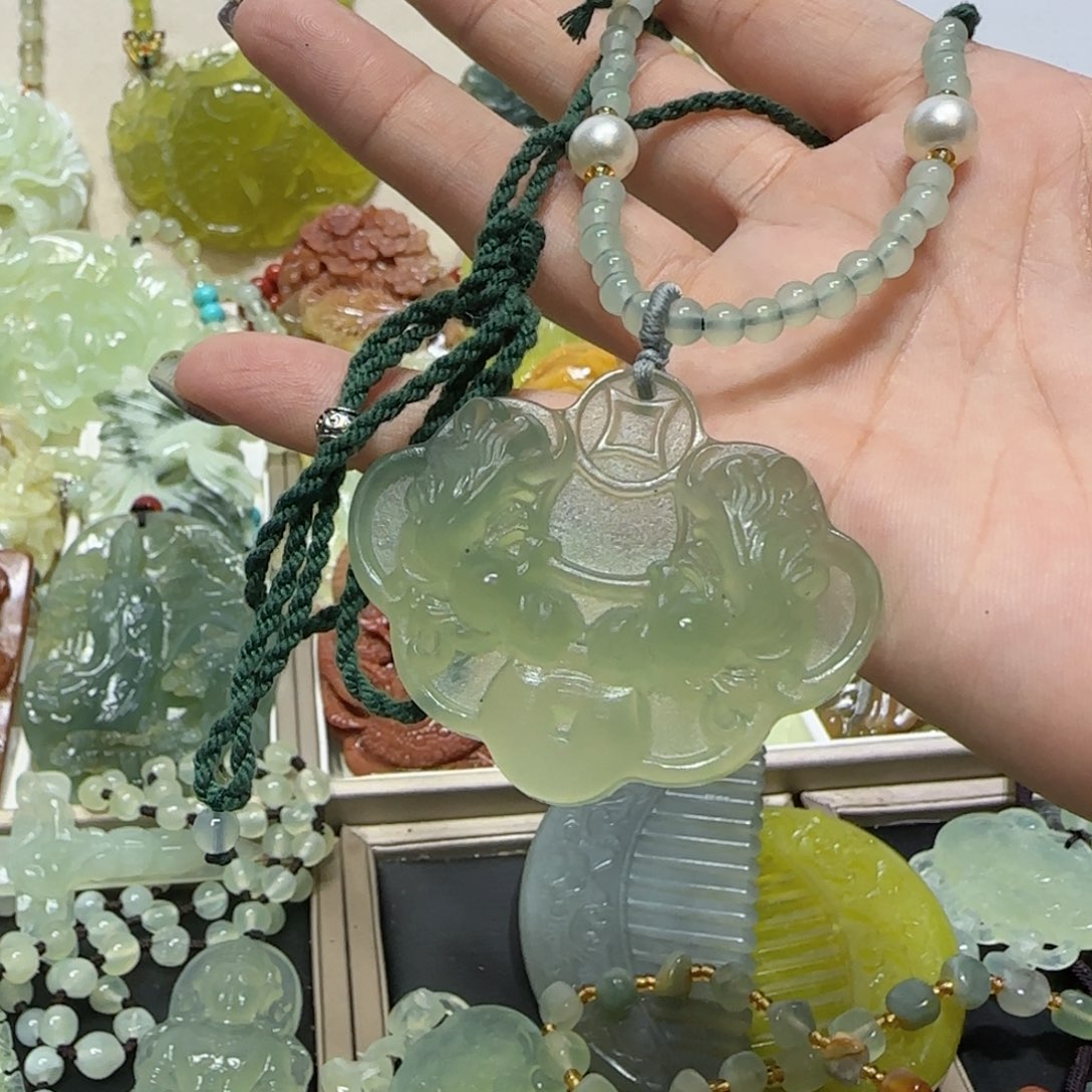 未镶嵌蛇纹石玉吊坠