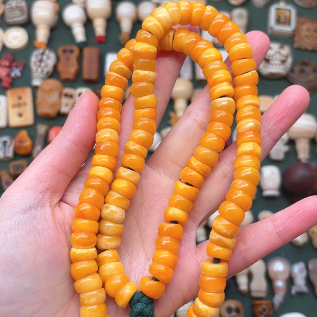 配饰和化妆等工序制作出来