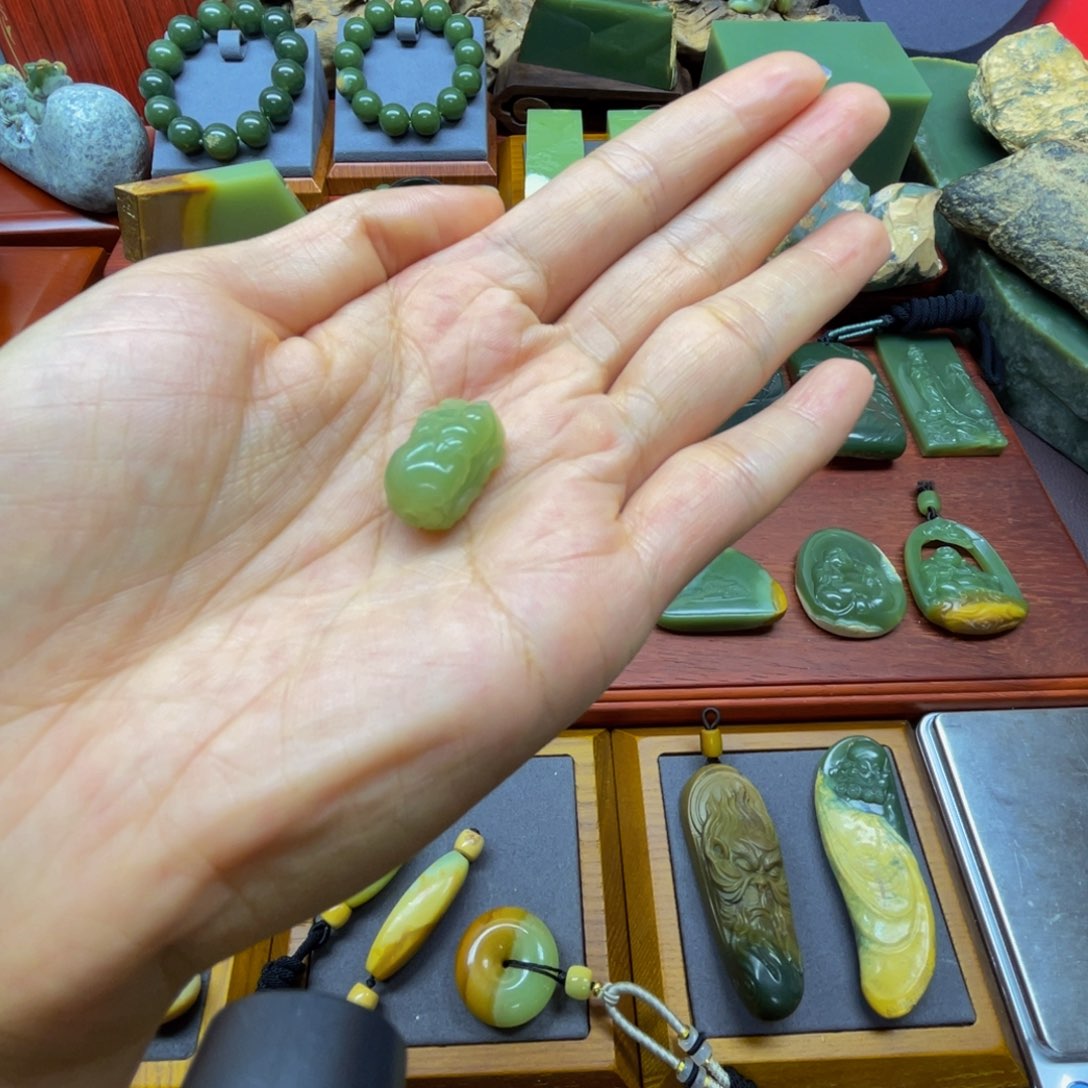 颈饰未镶嵌岫岩老玉（透闪石质玉）?***?