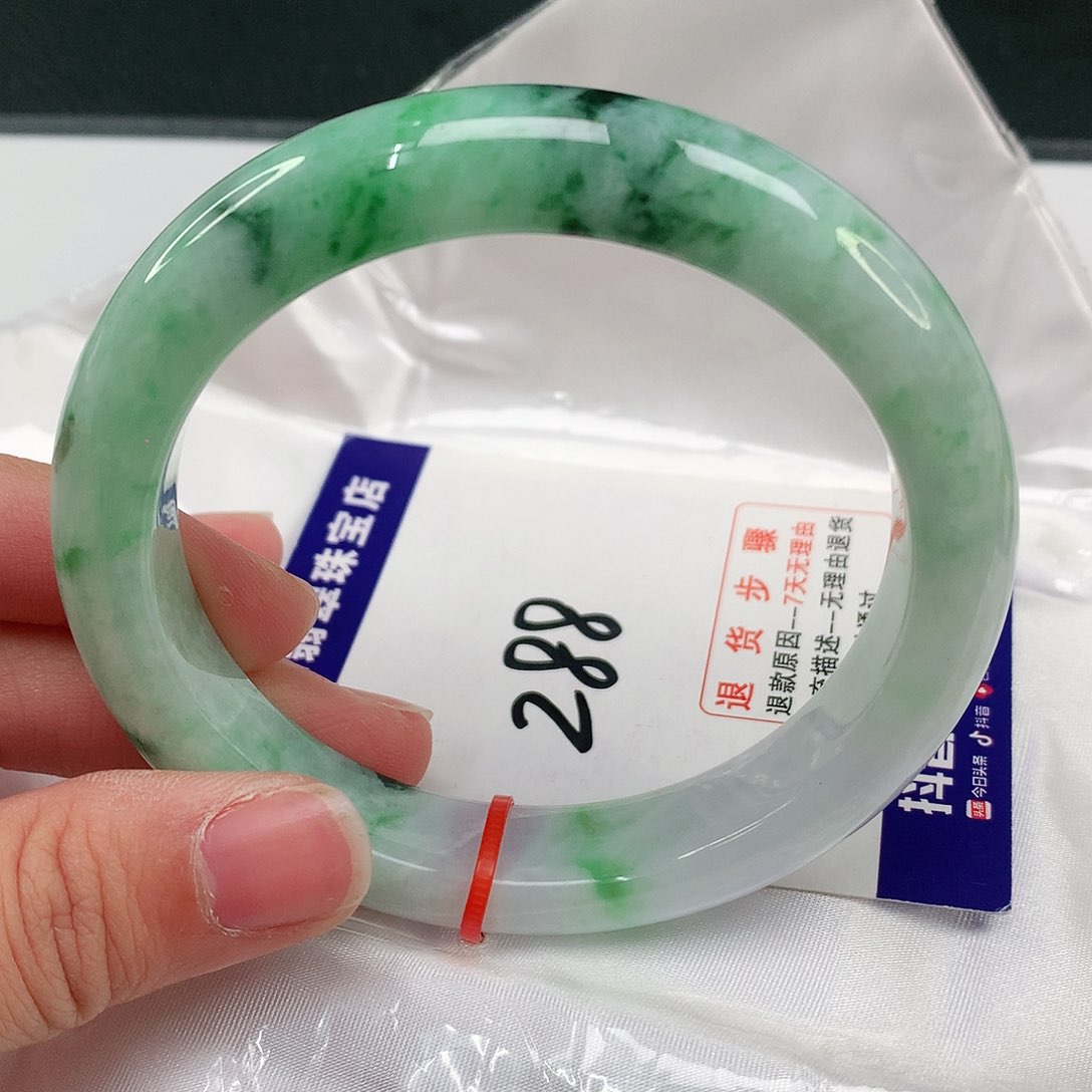 翡翠手镯未镶嵌翡翠