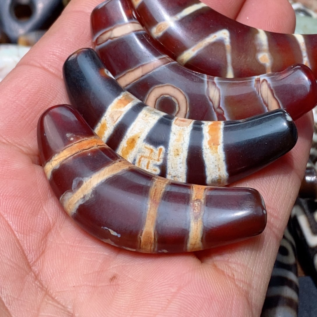 未镶嵌珠子的颜色是玛瑙/玉髓心*