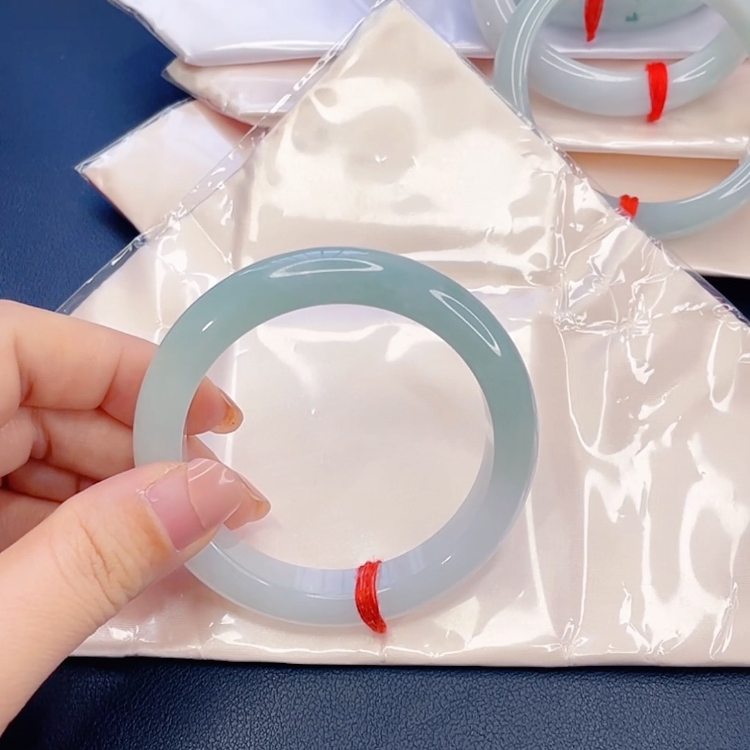 翡翠未镶嵌手镯半山水