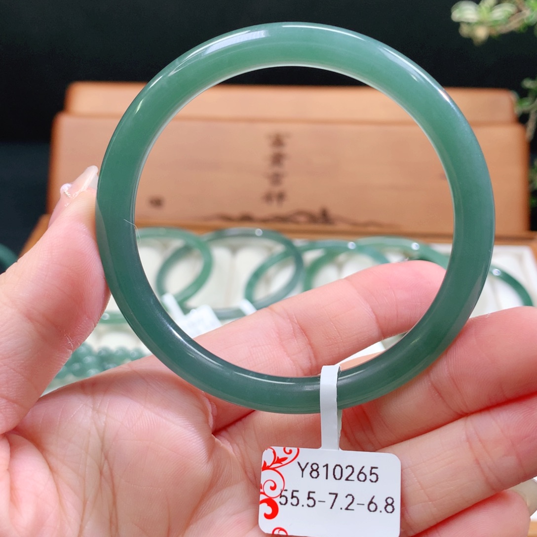 翡翠手镯未镶嵌天然