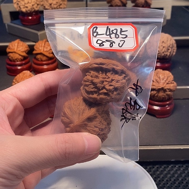 文玩核桃把件开*三角凹南疆