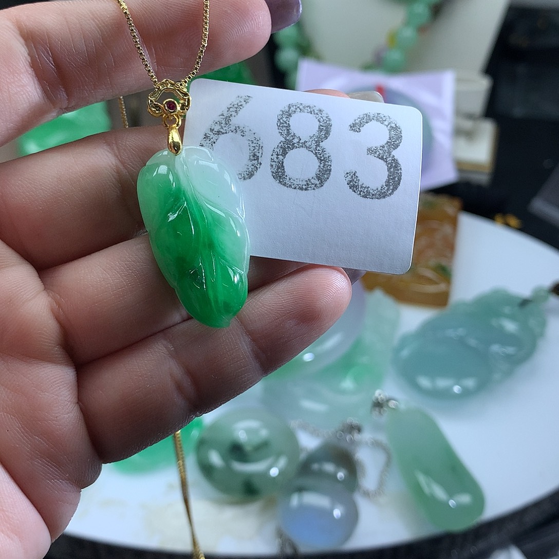 翡翠未镶嵌吊坠(赠链)