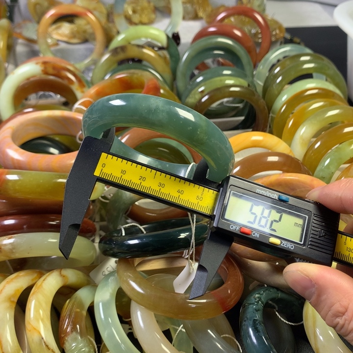 岫玉手镯未镶嵌蓝色