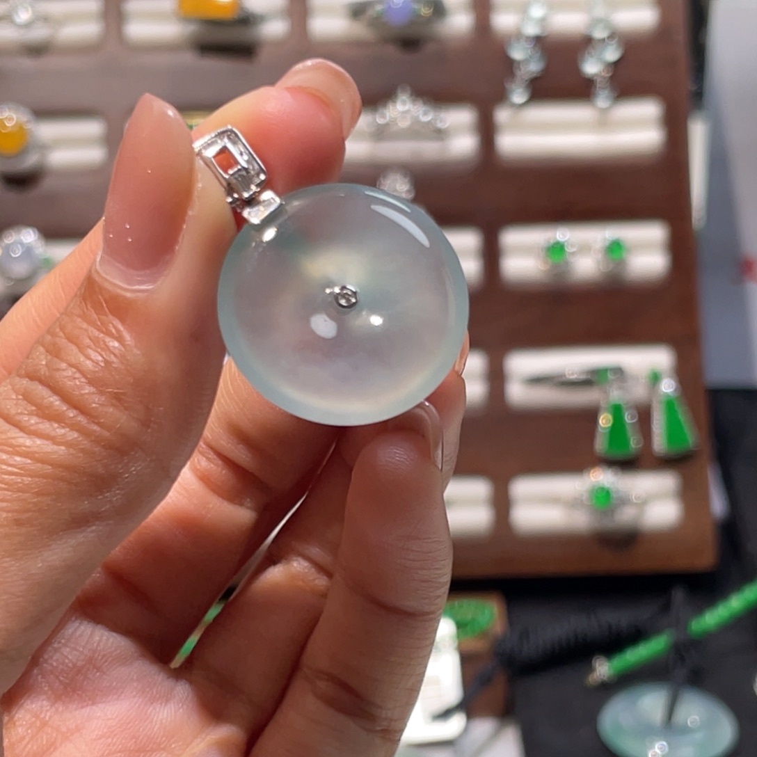 翡翠18K金镶嵌颈饰平安扣