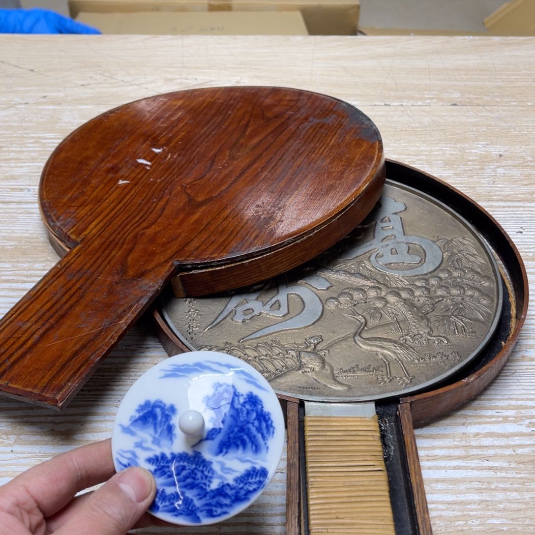 瓷片密密麻麻地排列着一