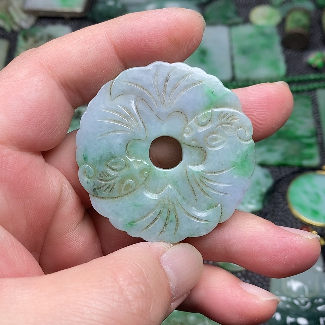 翡翠挂件未镶嵌缅甸天然翡翠蝠在眼前