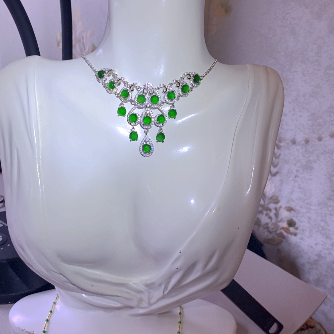 翡翠颈饰银S925镶嵌天然翡翠