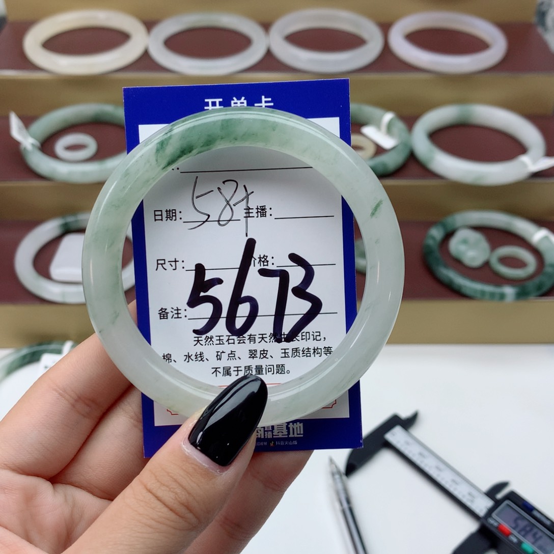 石英质玉手镯未镶嵌小*?