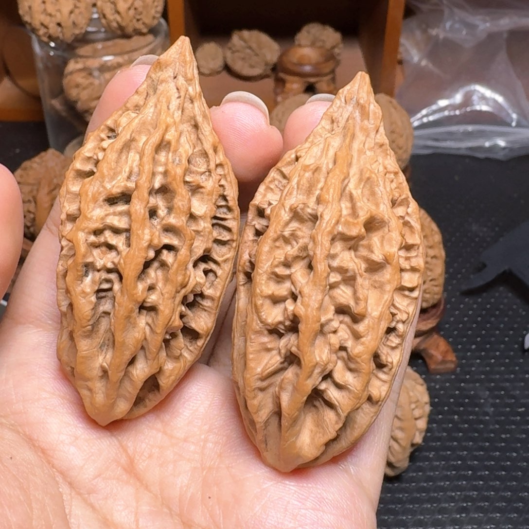 文玩核桃把件龙纹柳叶