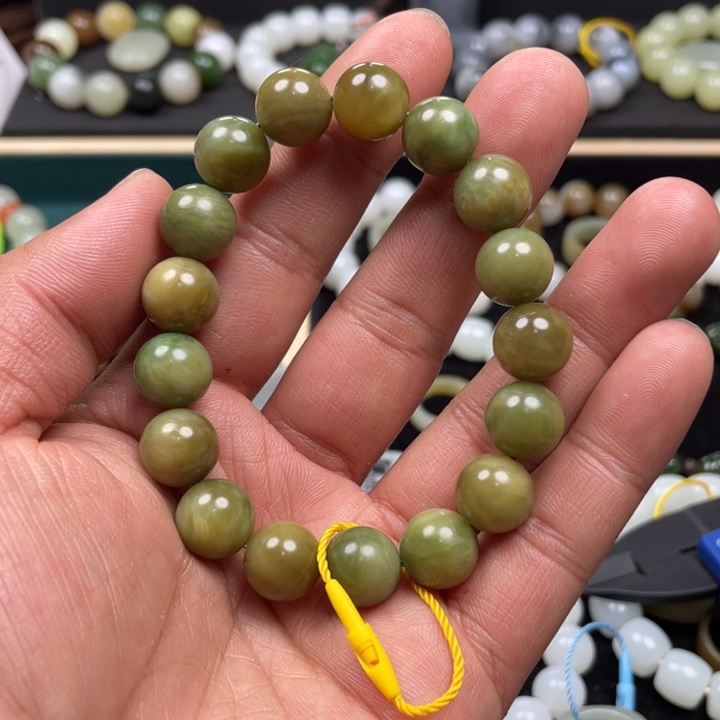 和田玉手串未镶嵌自***。新疆且末黑羊洞碧玉卡12圆珠