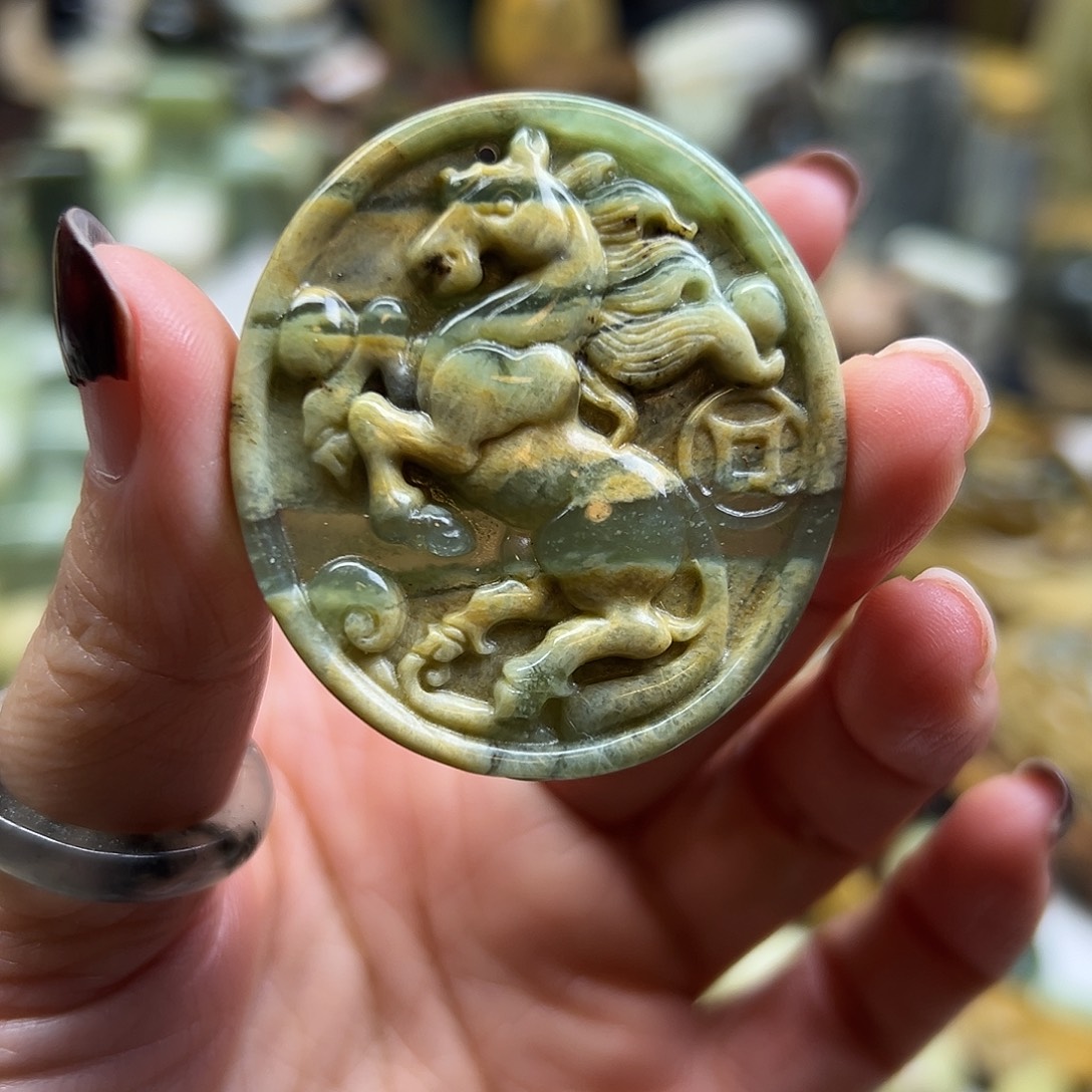 岫玉未镶嵌颈饰花玉马上