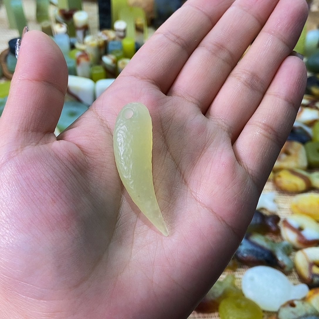 未镶嵌蛇纹石玉挂件