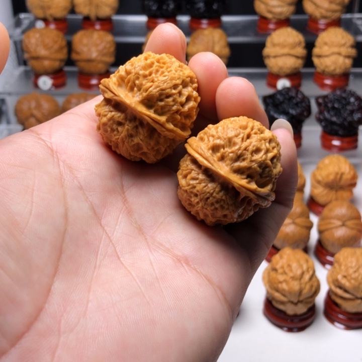 文玩核桃把件2珊瑚绣球