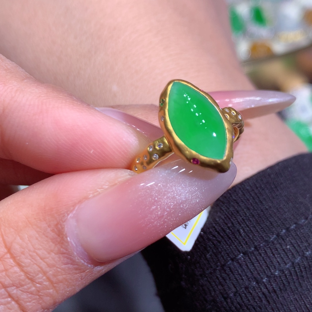 翡翠戒指18K金镶嵌翡翠