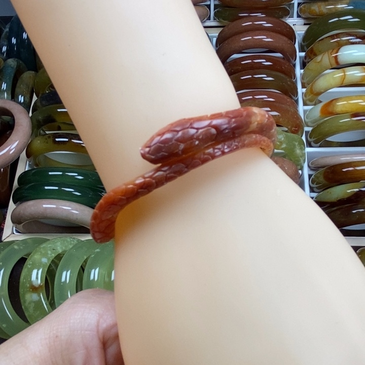 蛇纹石玉手镯未镶嵌