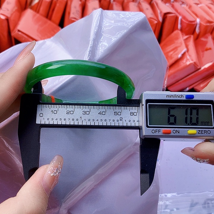 翡翠手镯未镶嵌49。   