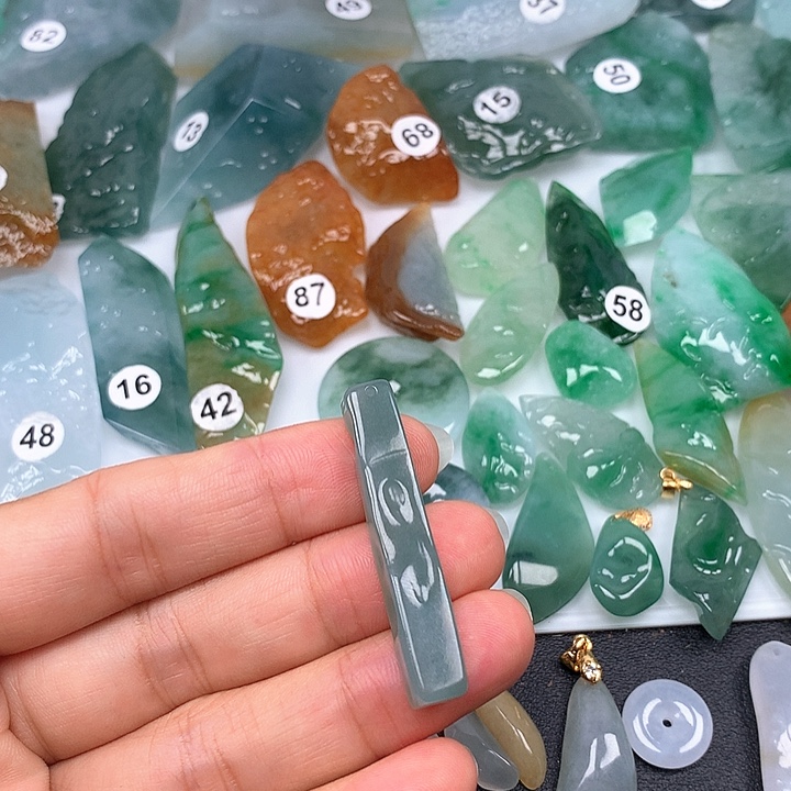 翡翠未镶嵌颈饰随型