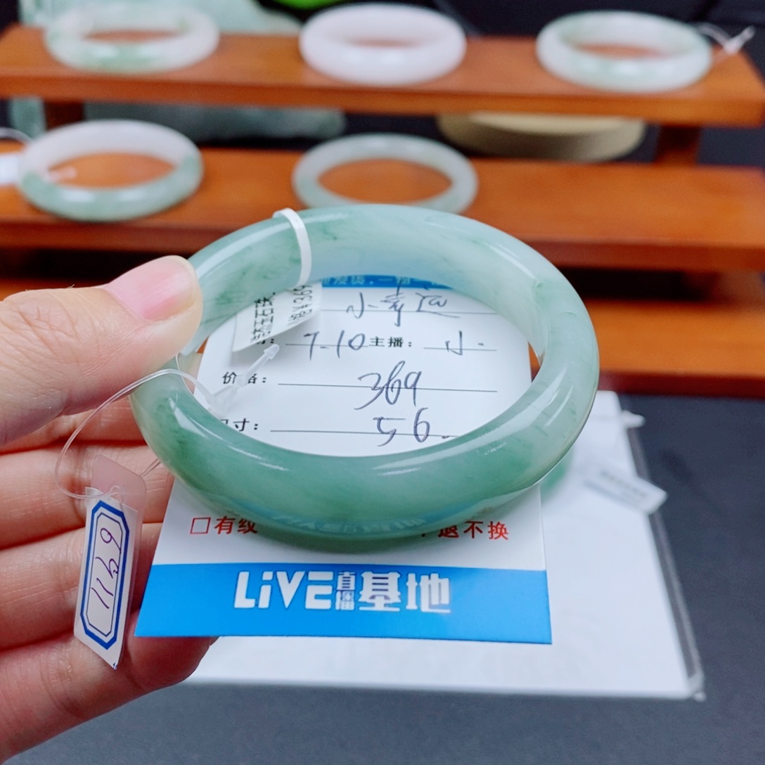 石英质玉手镯未镶嵌小*运