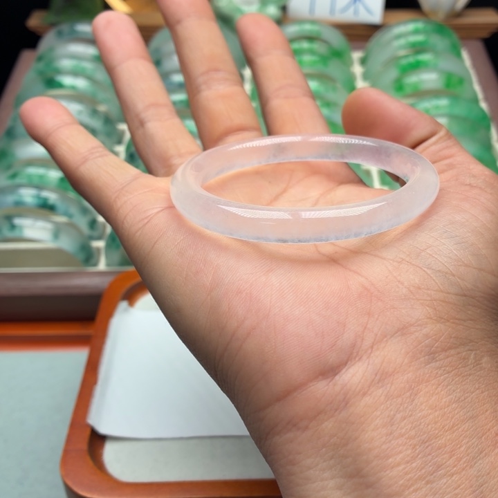 李***晗石英质玉未镶嵌手镯